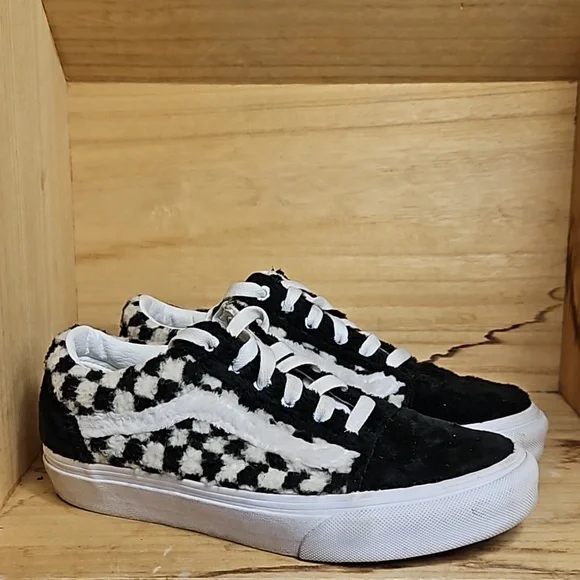 Vans Unisex Old Skool Sherpa Sneakers in Black/Checkerboard - Picture 2 of 9
